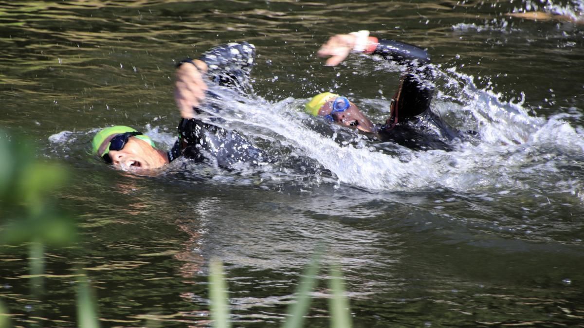 Triathlon Eibergen. Iemand zwemt in een watermassa.