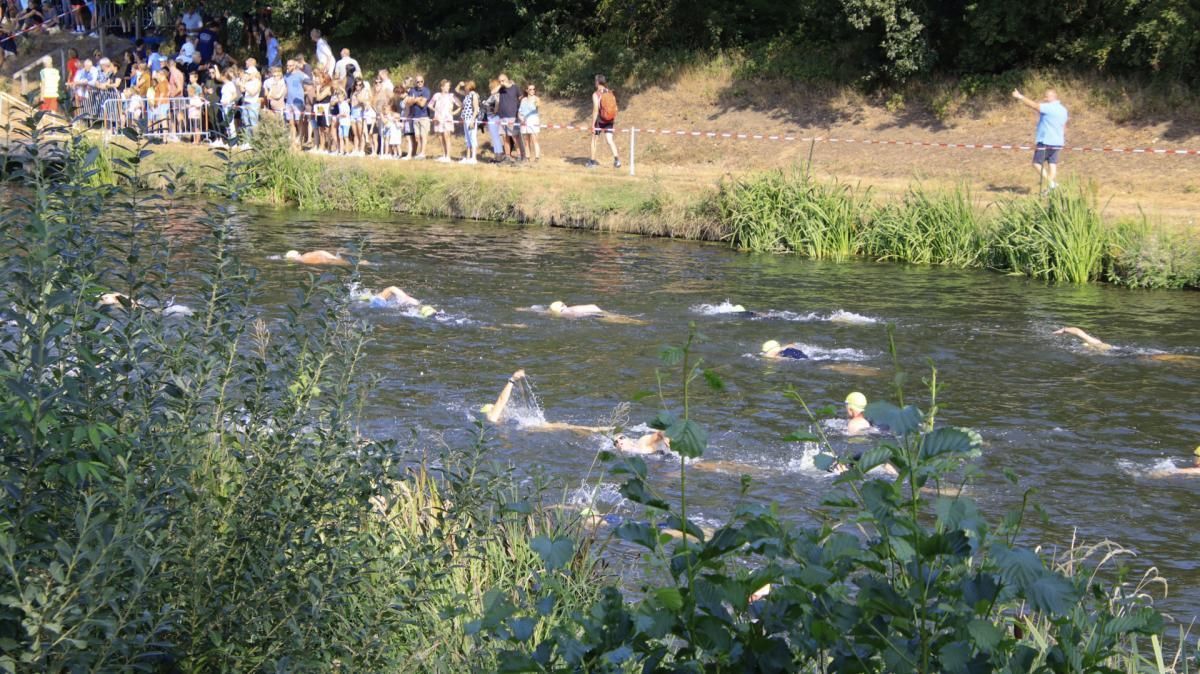 Een groep mensen zwemt in een rivier.