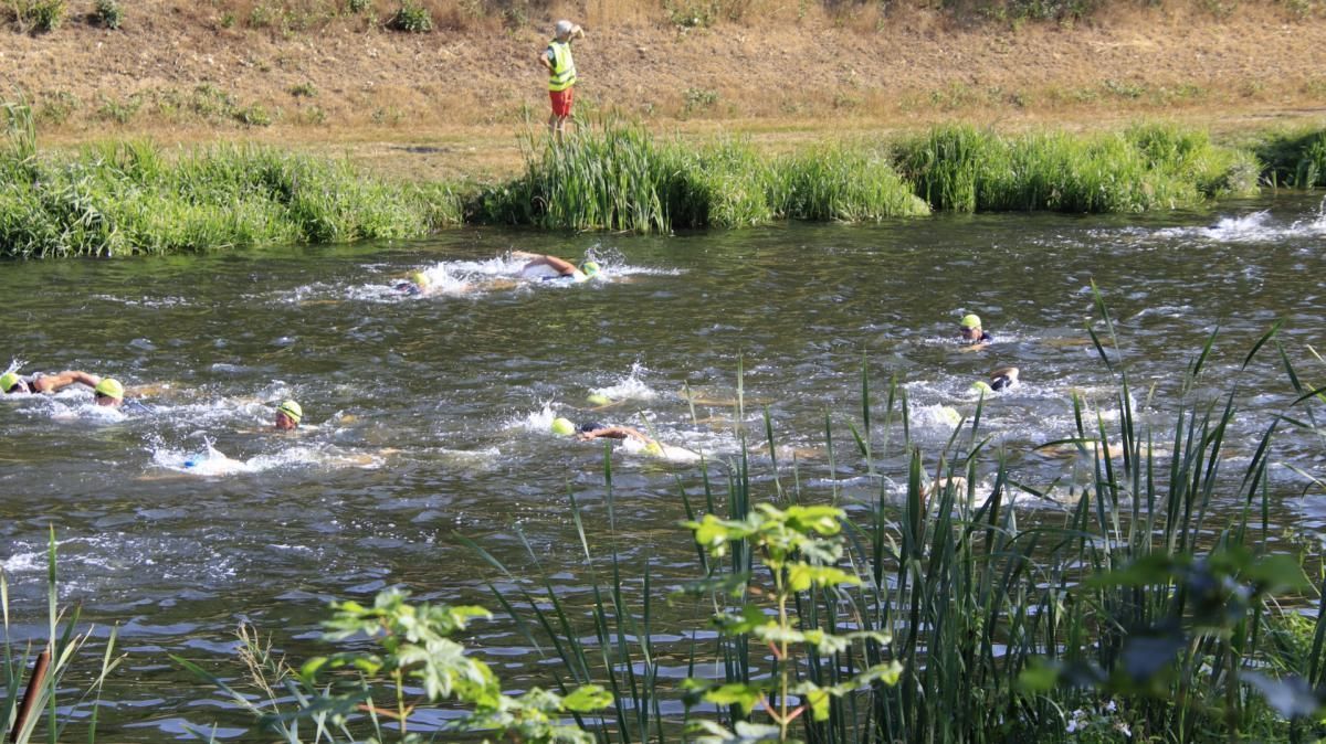 Een groep mensen zwemt in een rivier.