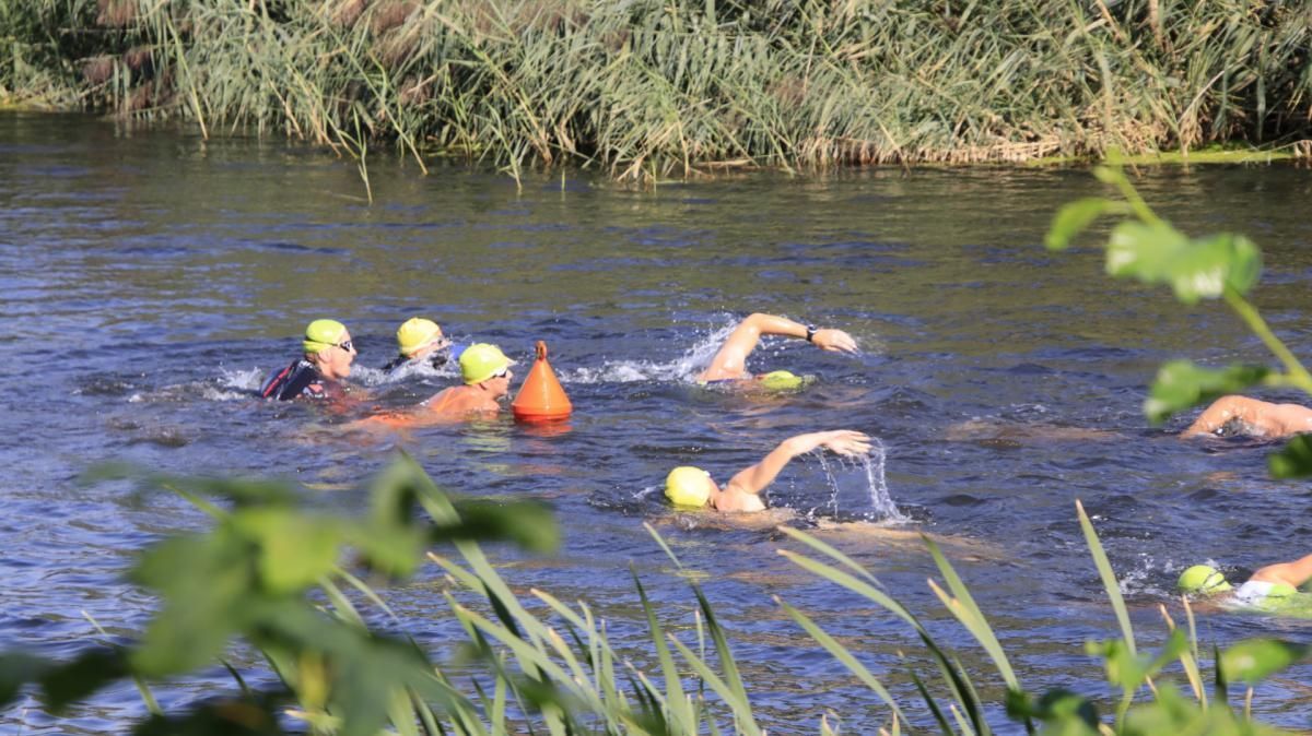 Een groep mensen zwemt in een rivier.