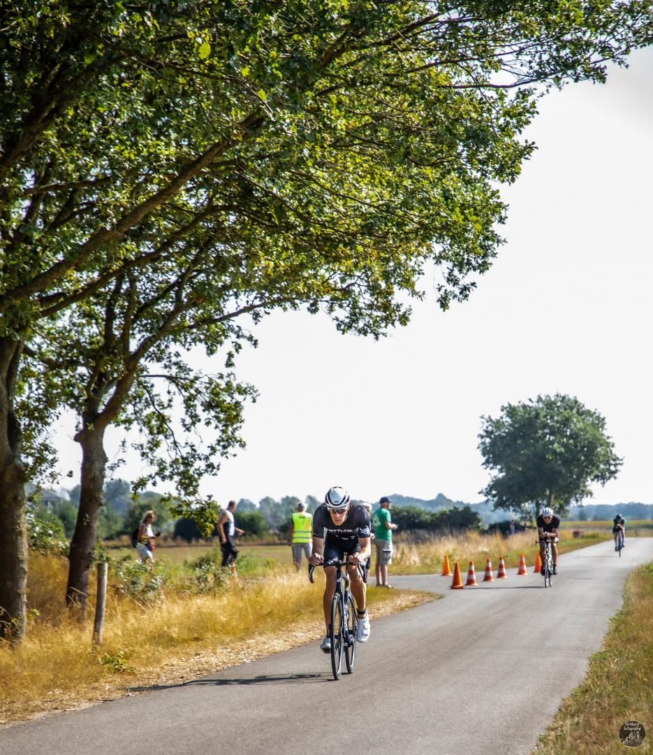 Een groep mensen fietst over een weg