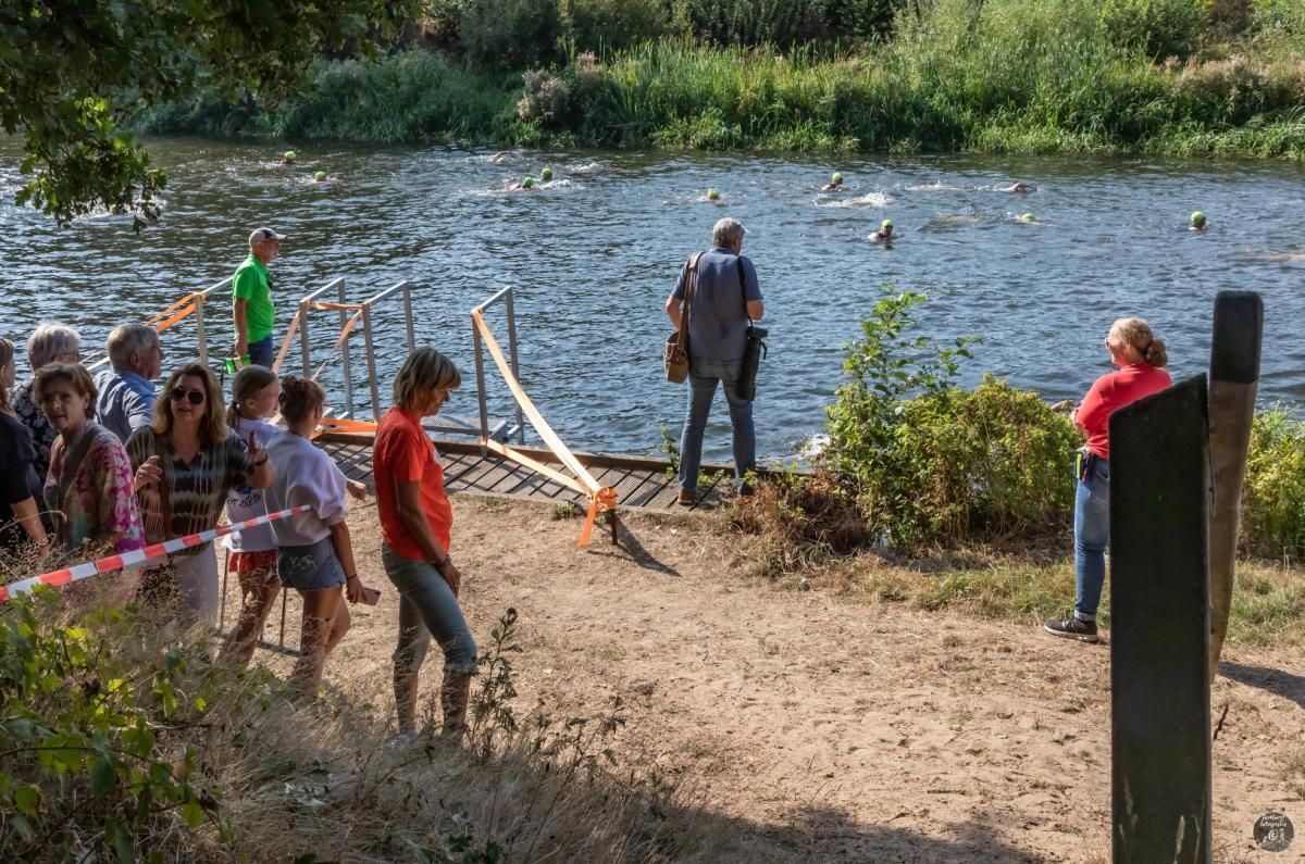 Een groep mensen staat aan de oever van een rivier.
