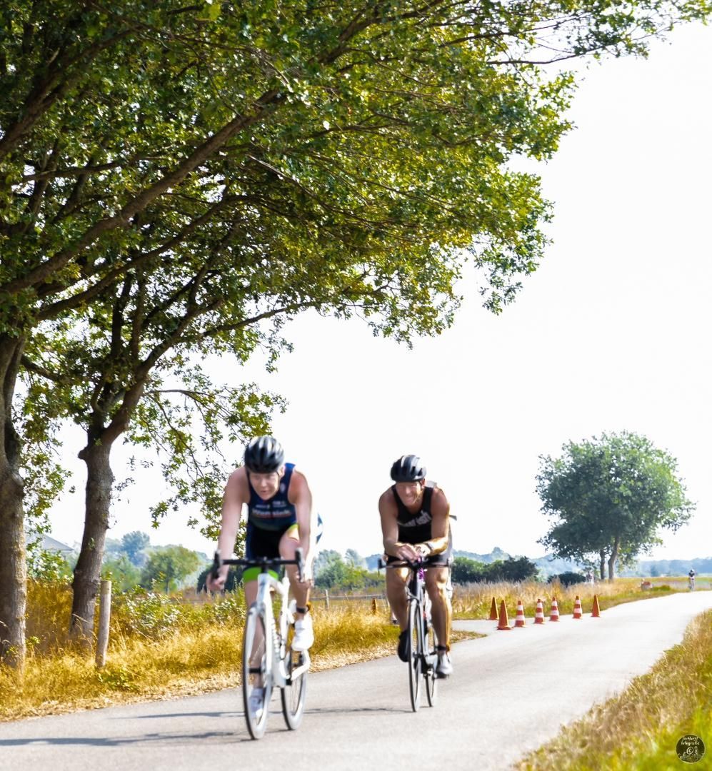 Twee mensen fietsen over een weg
