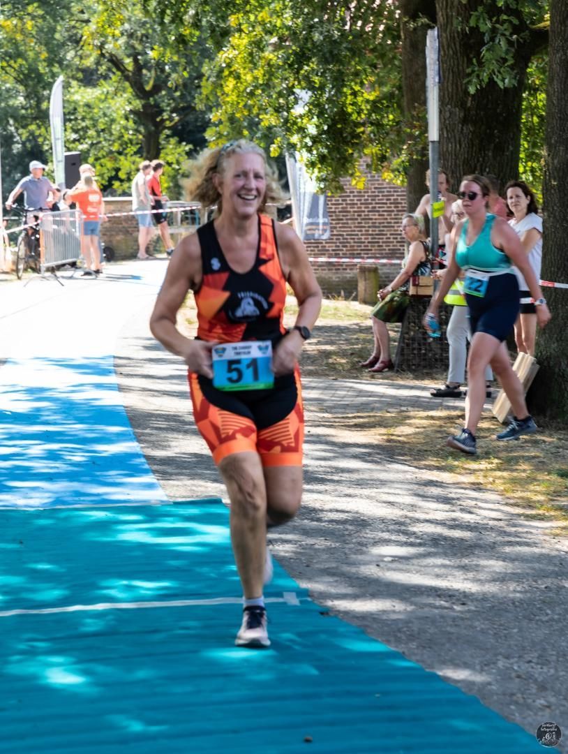 Een vrouw doet mee aan een race met nummer 51 op haar shirt.
