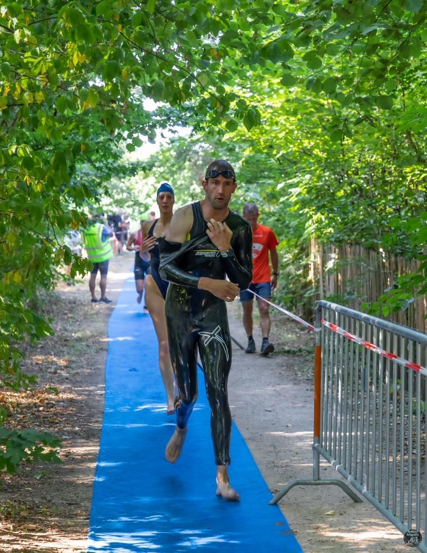 Een groep mensen rent over een blauwe loper.