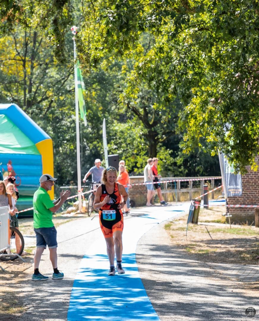 Een groep mensen loopt over een pad in een park.