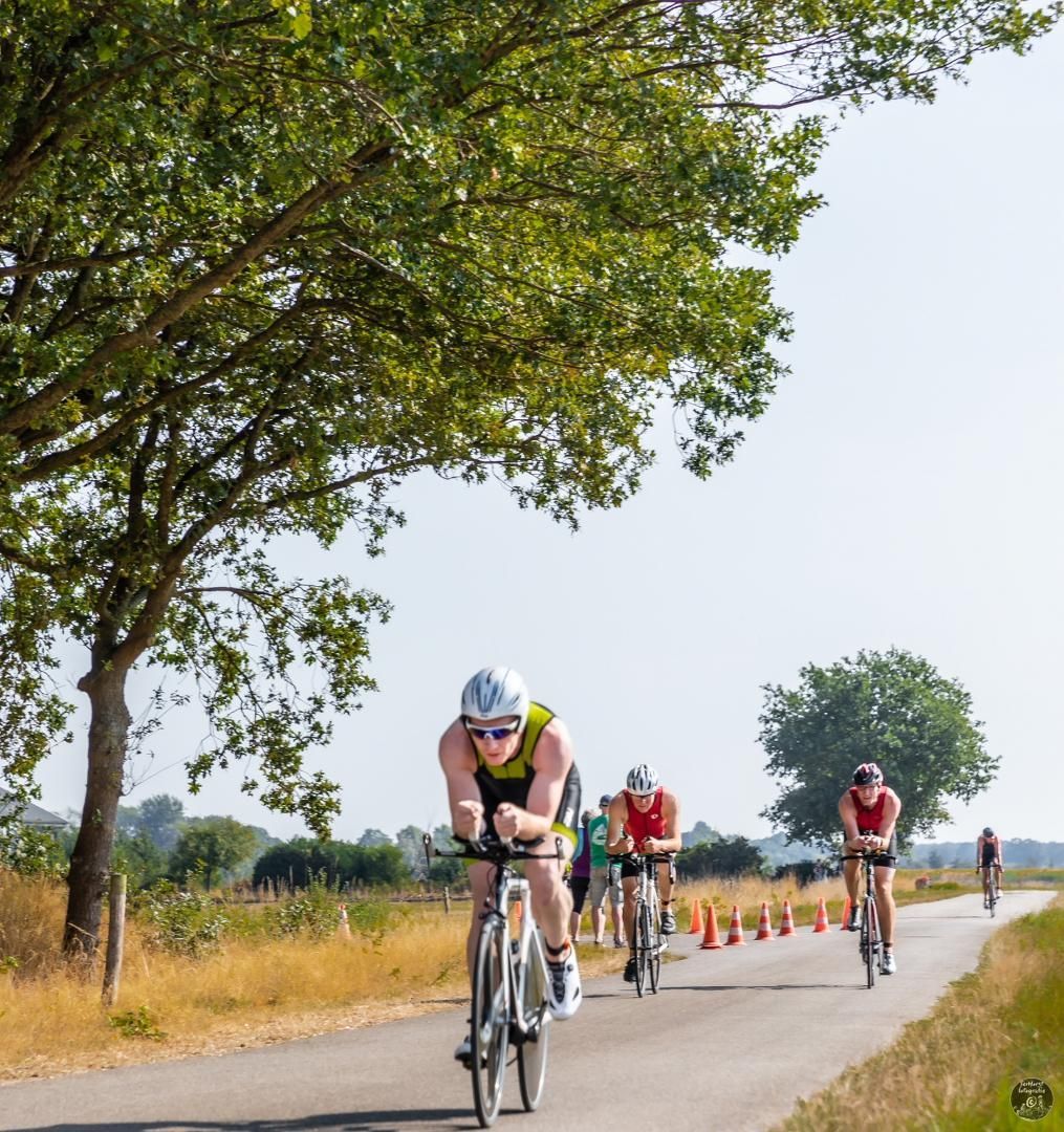 Een groep mensen fietst over een weg