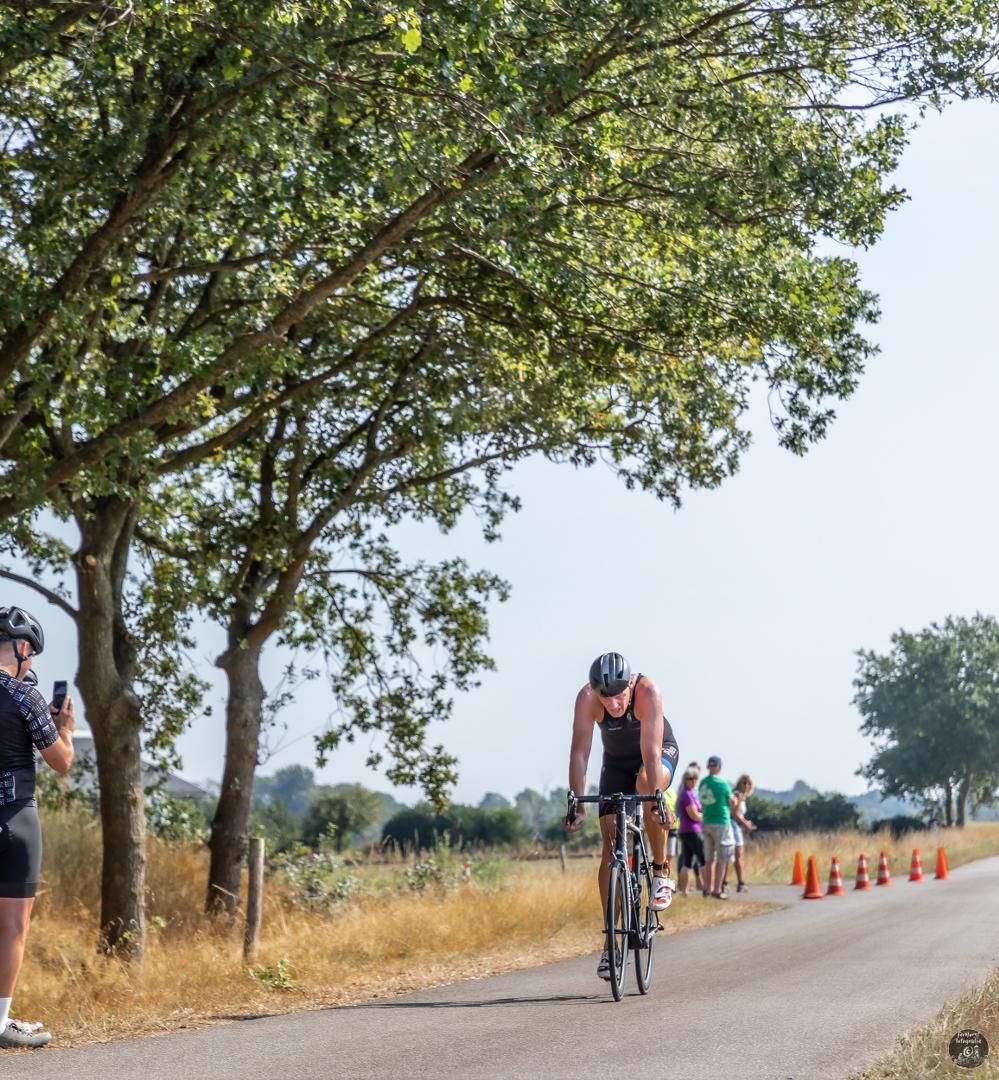 Een groep mensen fietst over een weg