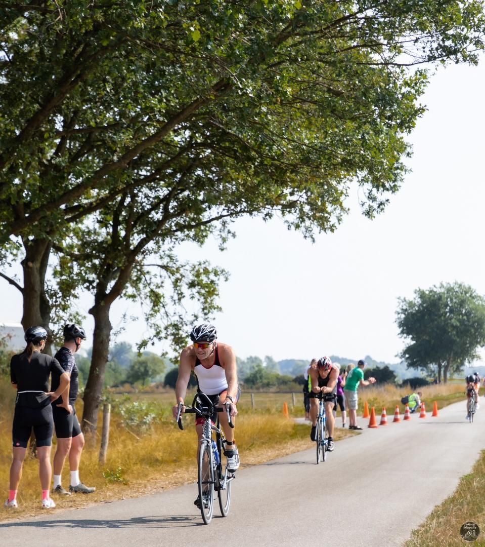 Een groep mensen fietst over een weg
