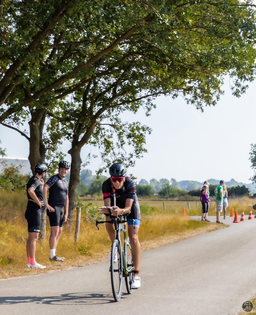 Een man fietst over een weg