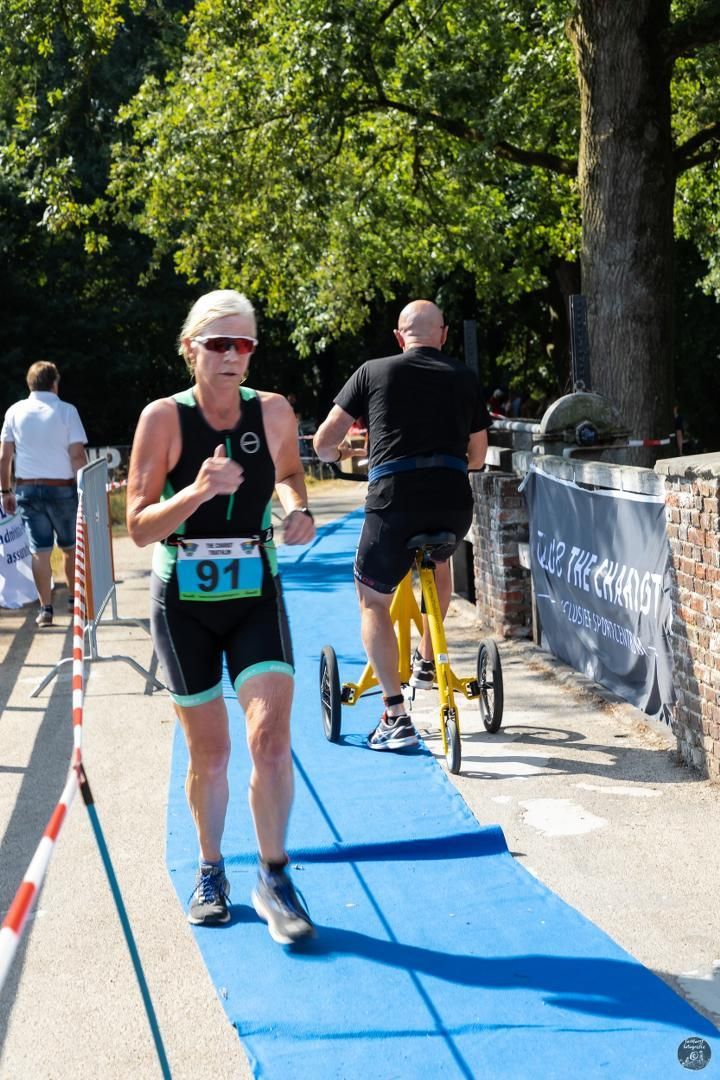 Een vrouw met startnummer 91 doet mee aan een race