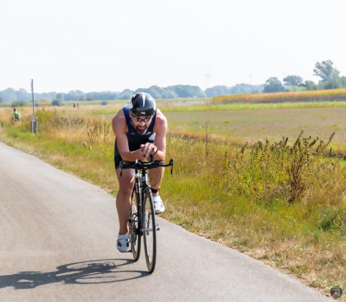 Een man fietst over een weg.