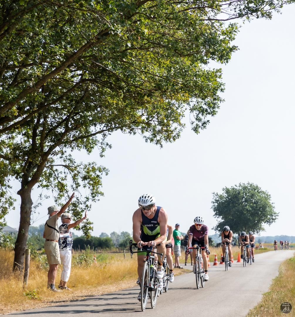 Een groep mensen fietst over een weg