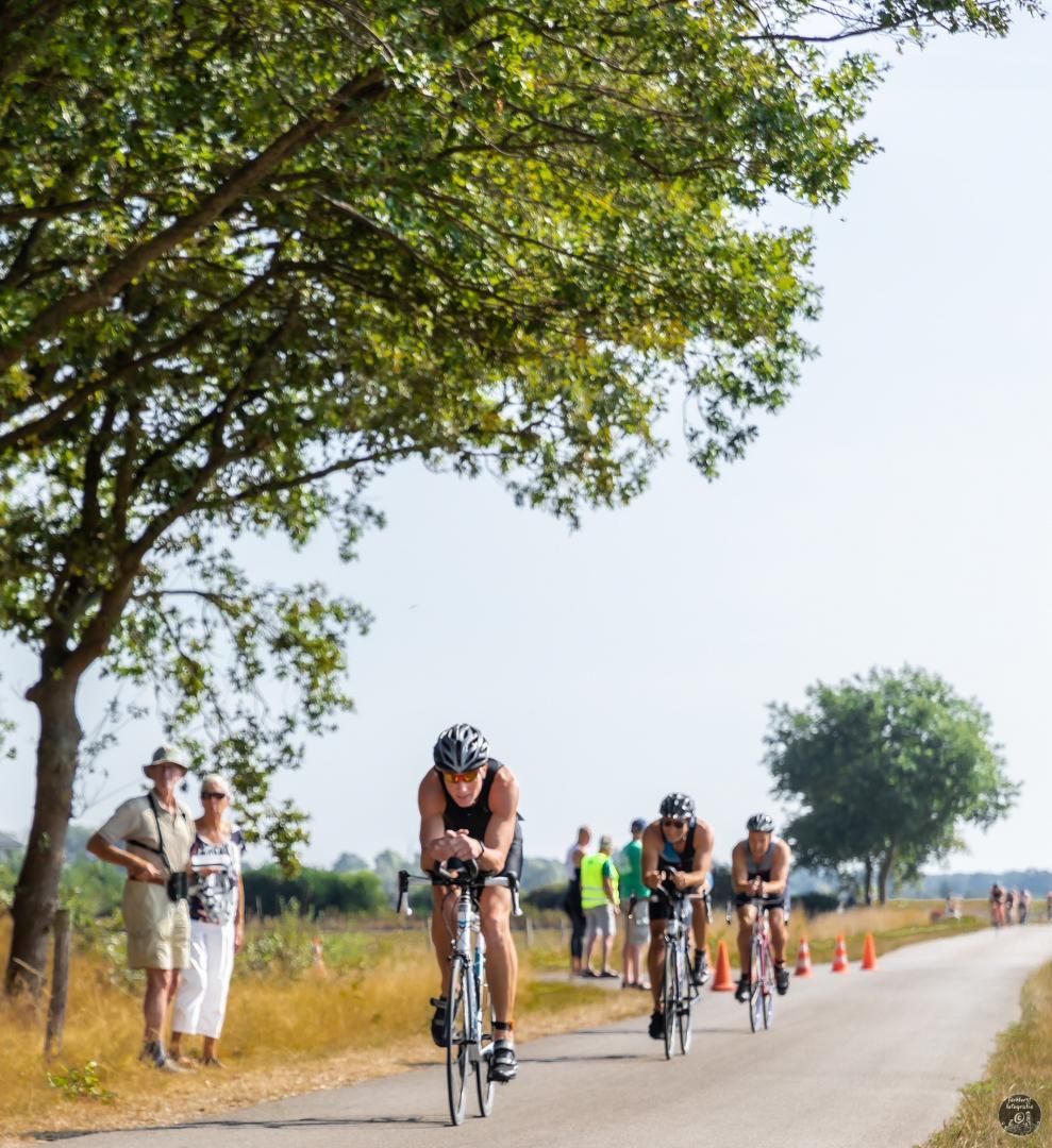Een groep mensen fietst over een weg