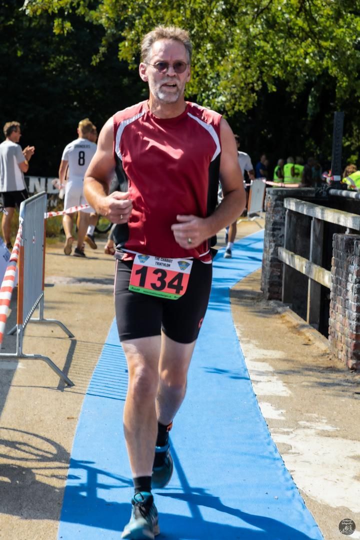 Een man die rent met het nummer 134 op zijn middel