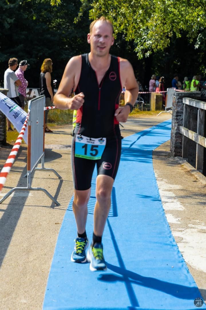 Een man die rent met het nummer 15 op zijn startnummer