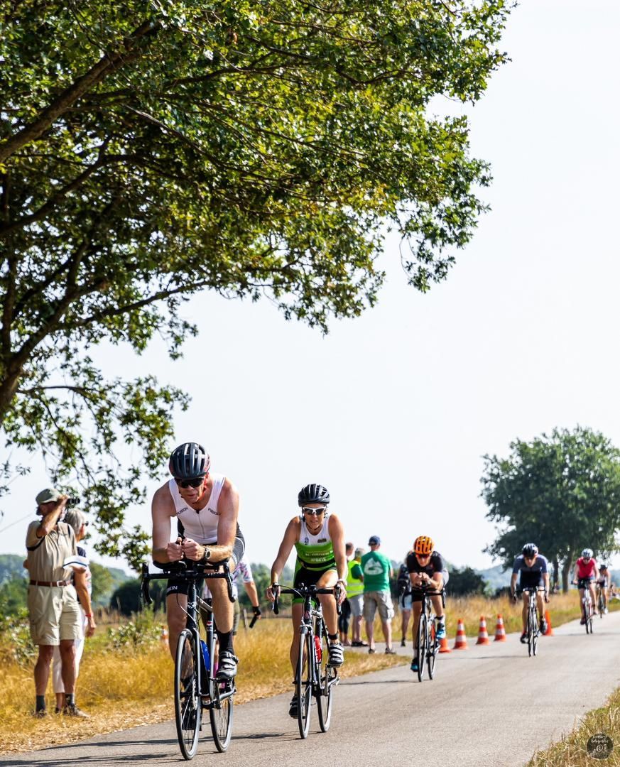 Een groep mensen fietst over een weg.