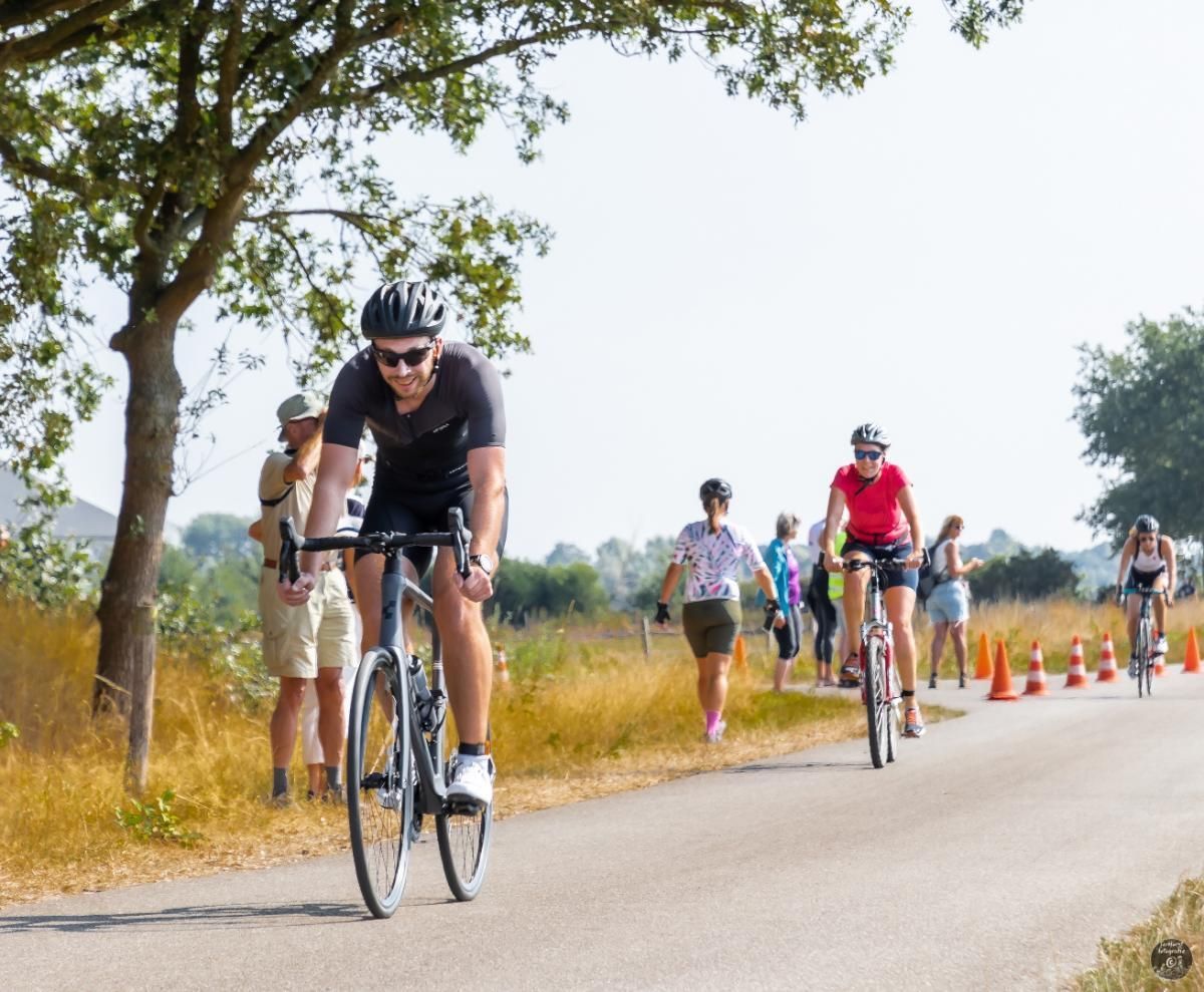 Een groep mensen fietst over een weg