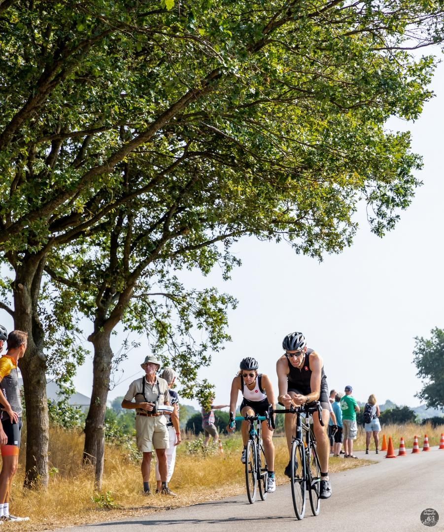 Een groep mensen fietst over een weg.
