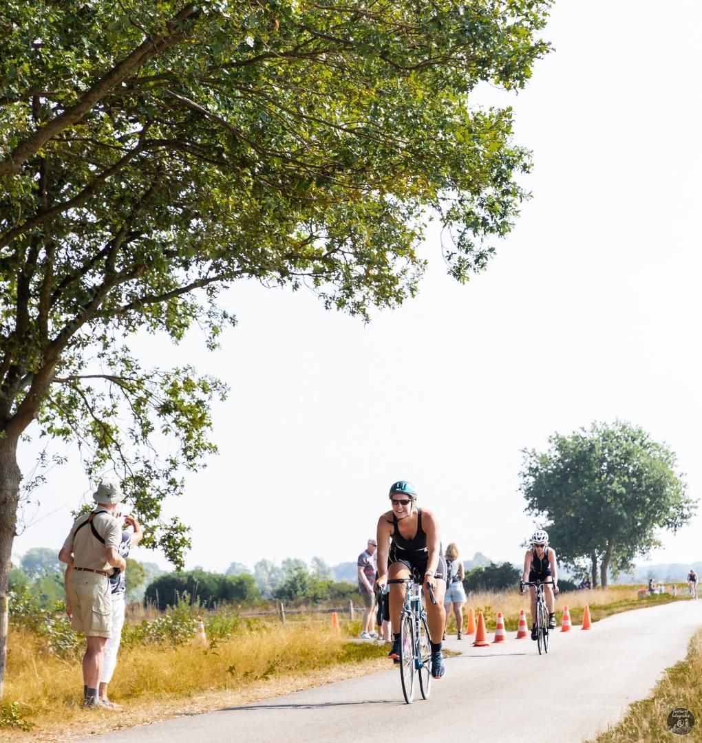 Een groep mensen fietst over een weg.
