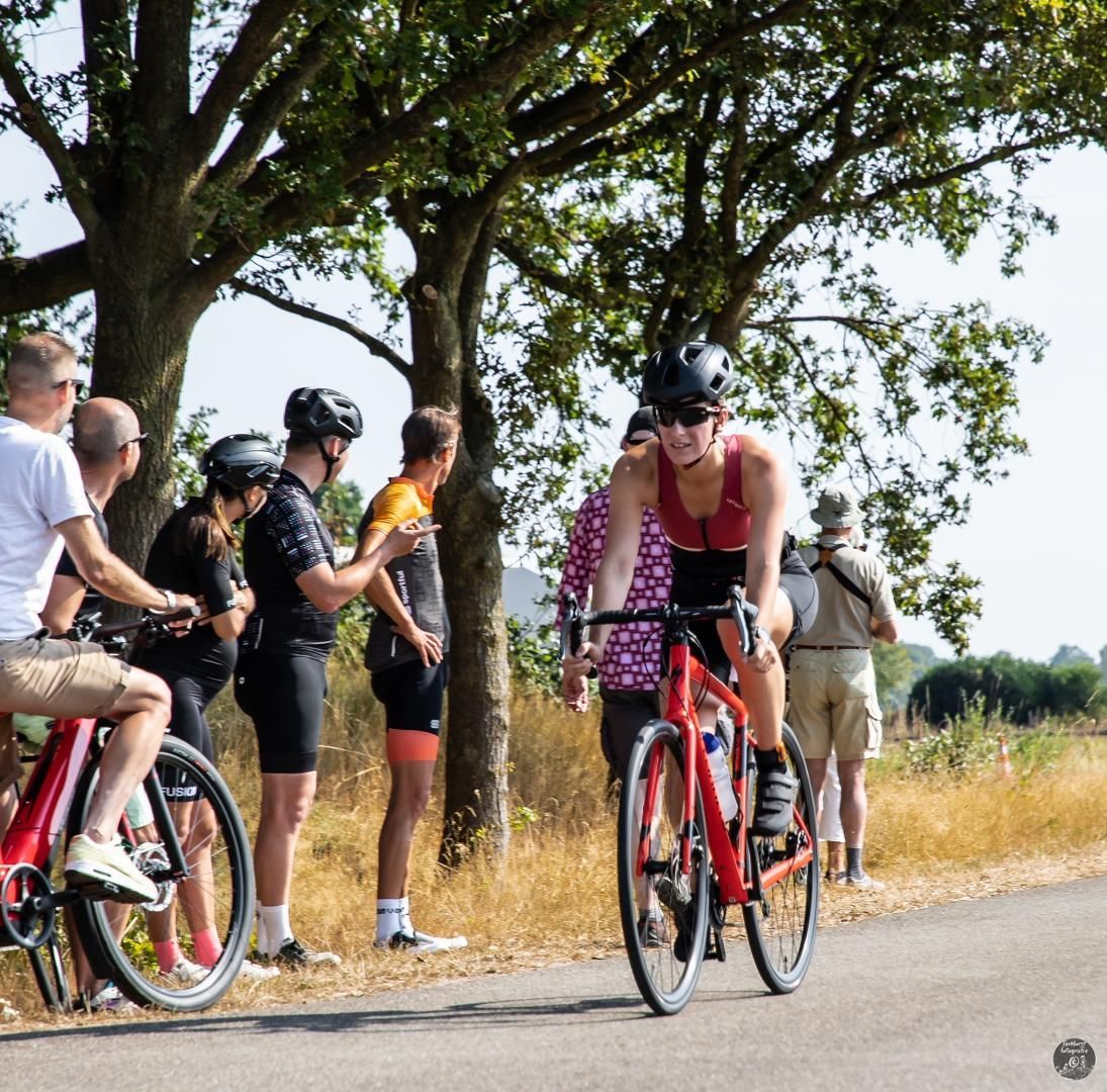 Een groep mensen fietst over een weg