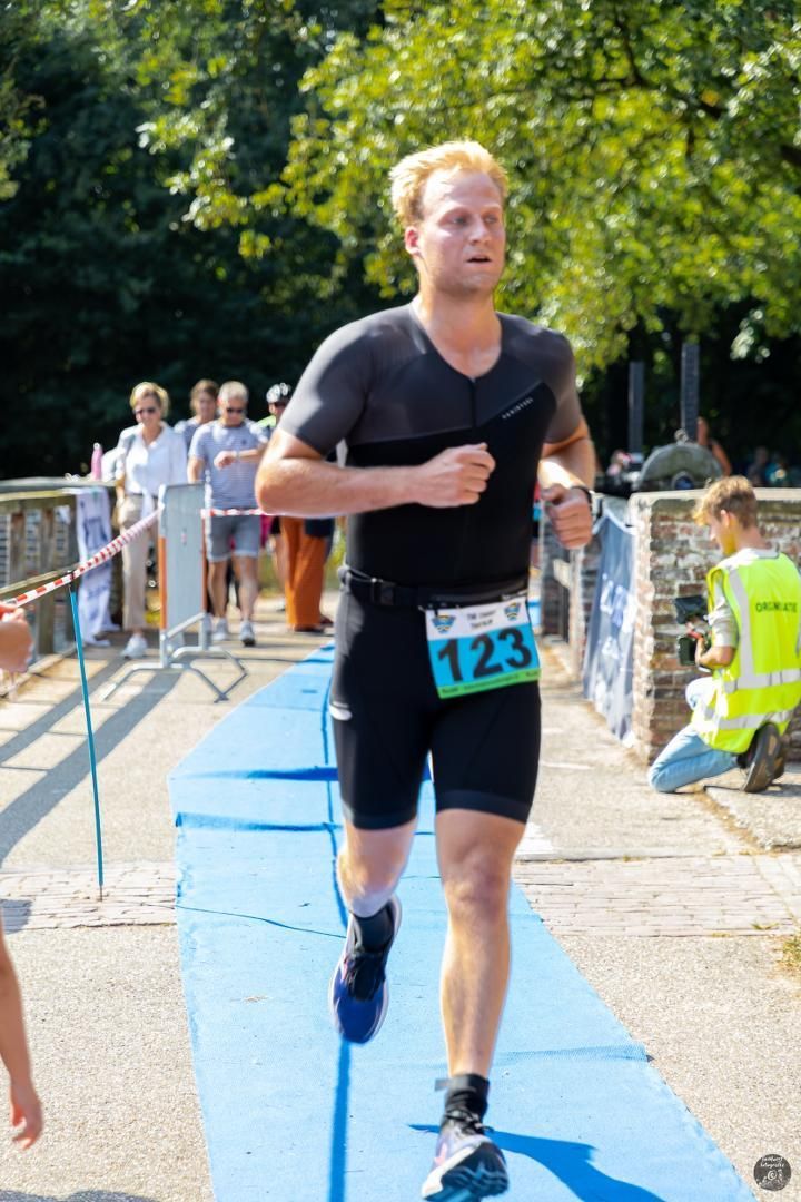 Een man doet mee aan een race met het nummer 123 op zijn startnummer.