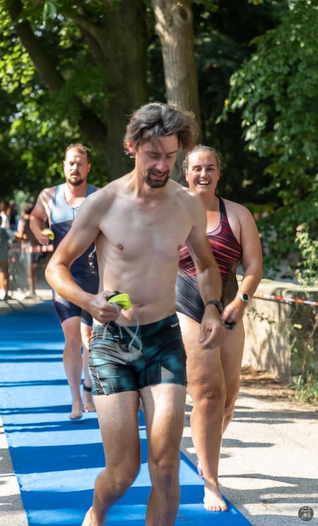 Een groep mensen rent over een blauwe loper.