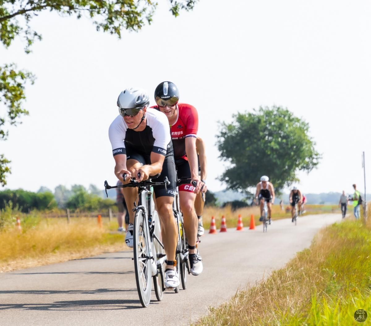 Een groep mensen fietst over een weg.