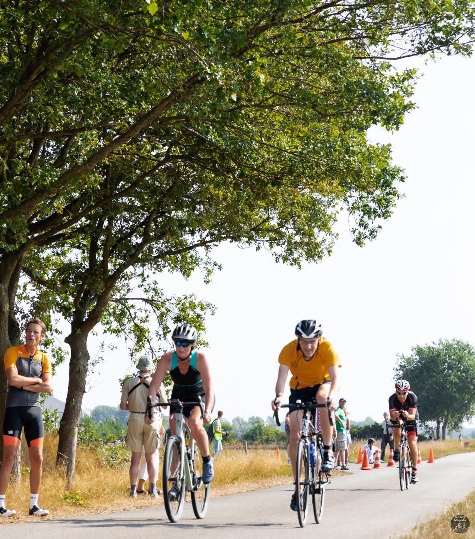 Een groep mensen fietst over een weg