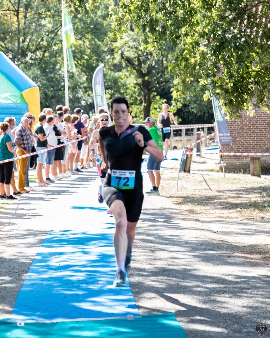 Een man doet mee aan een wedstrijd met nummer 12 op zijn startnummer.