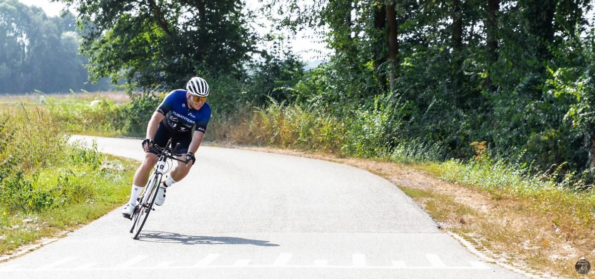 Een man fietst over een weg.