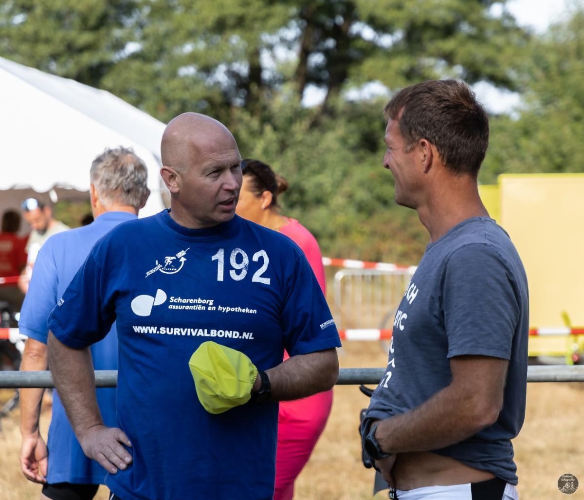 Een man met een shirt met de tekst 192 praat met een andere man