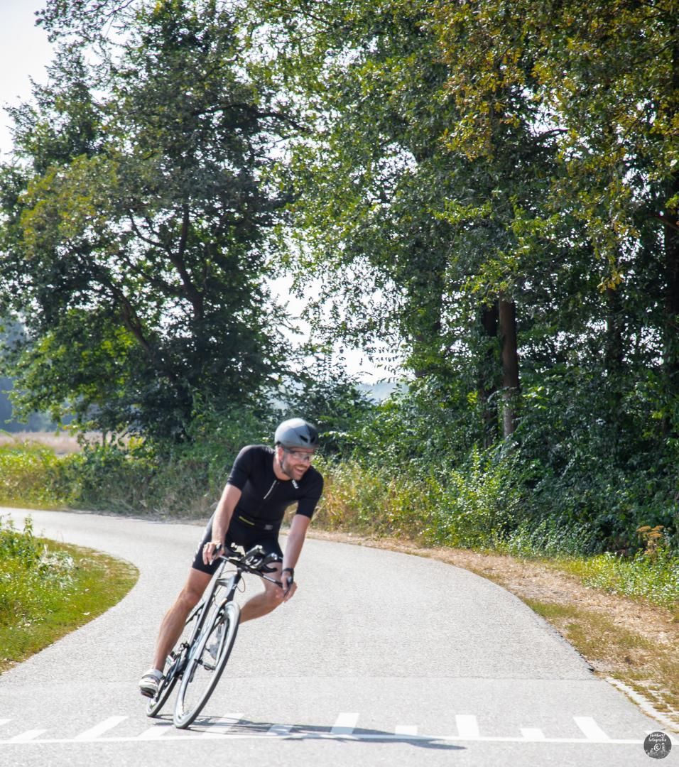 Een man fietst over een weg.