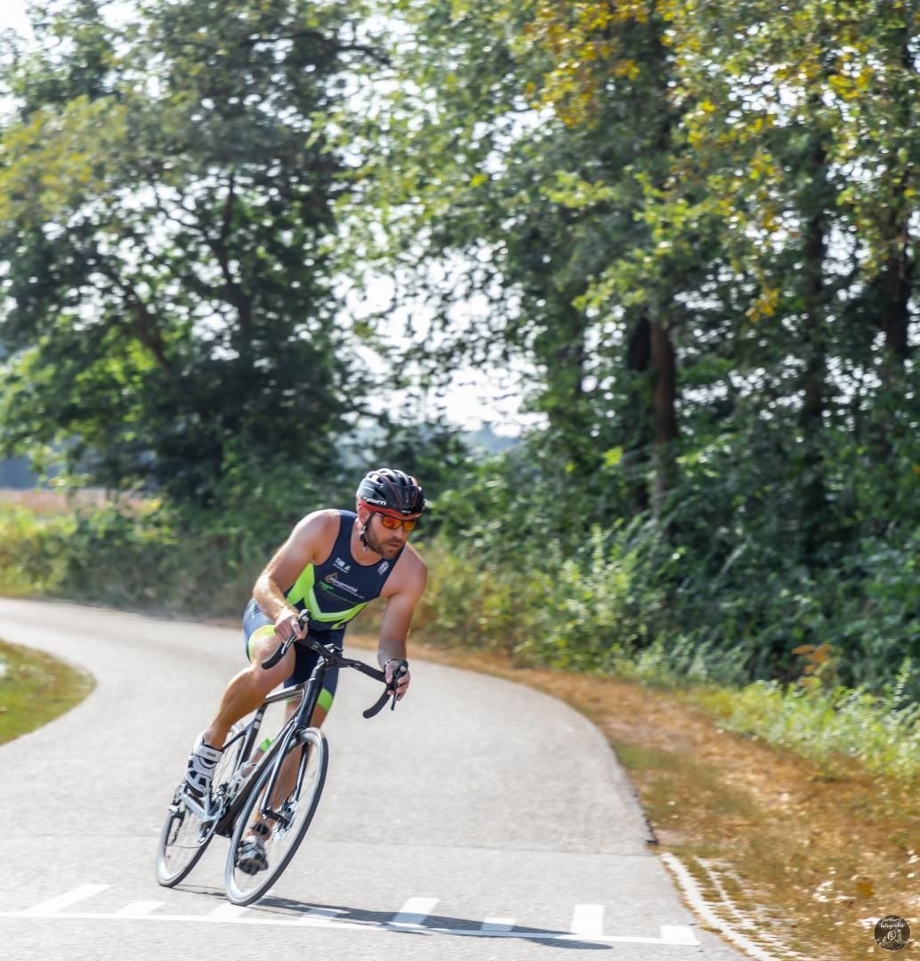 Een man fietst over een weg.