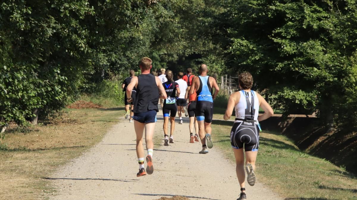 Een groep mensen rent over een pad.