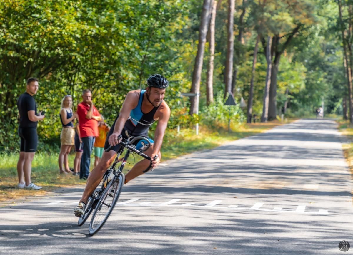Een man fietst over een weg.