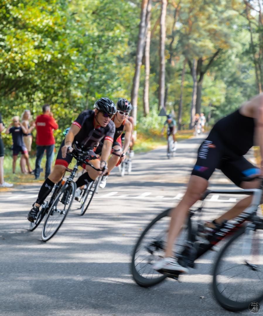 Een groep mensen fietst over een weg