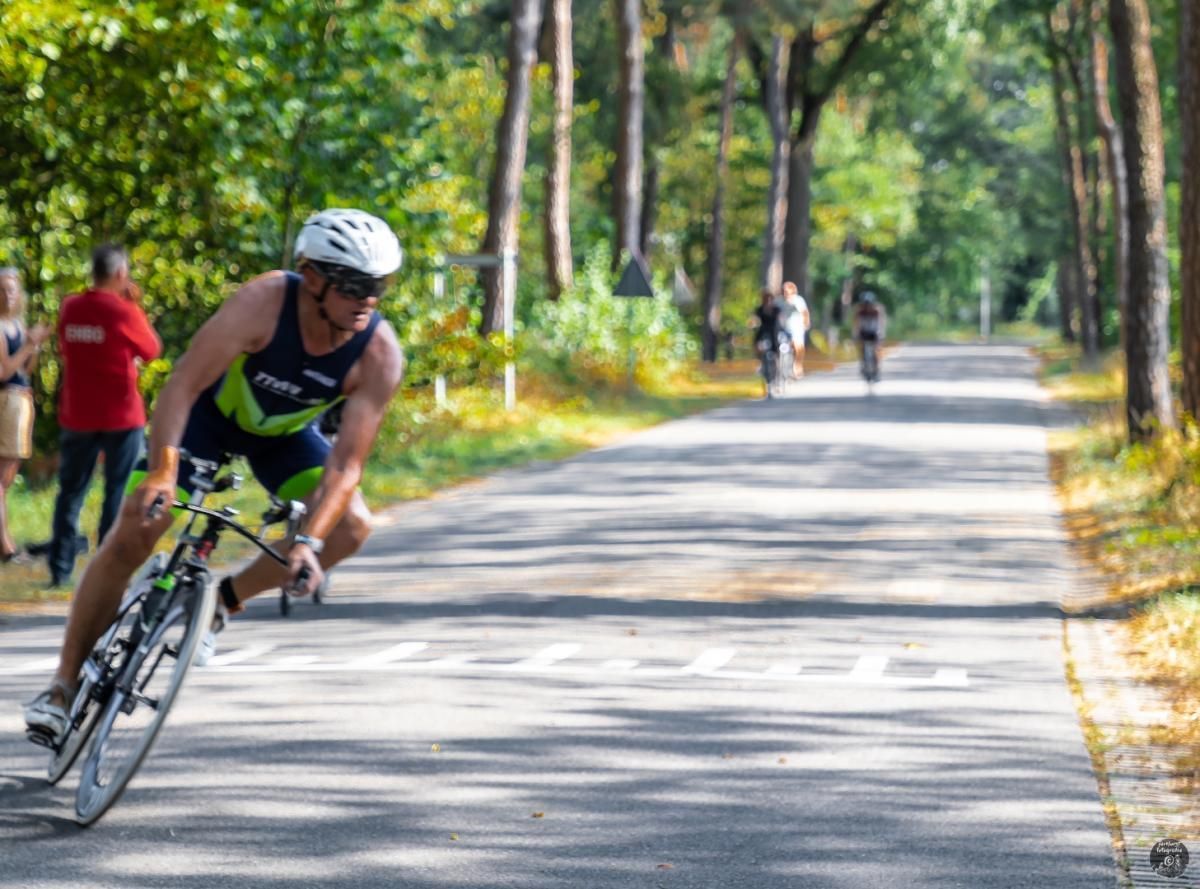 Een man fietst over een weg.