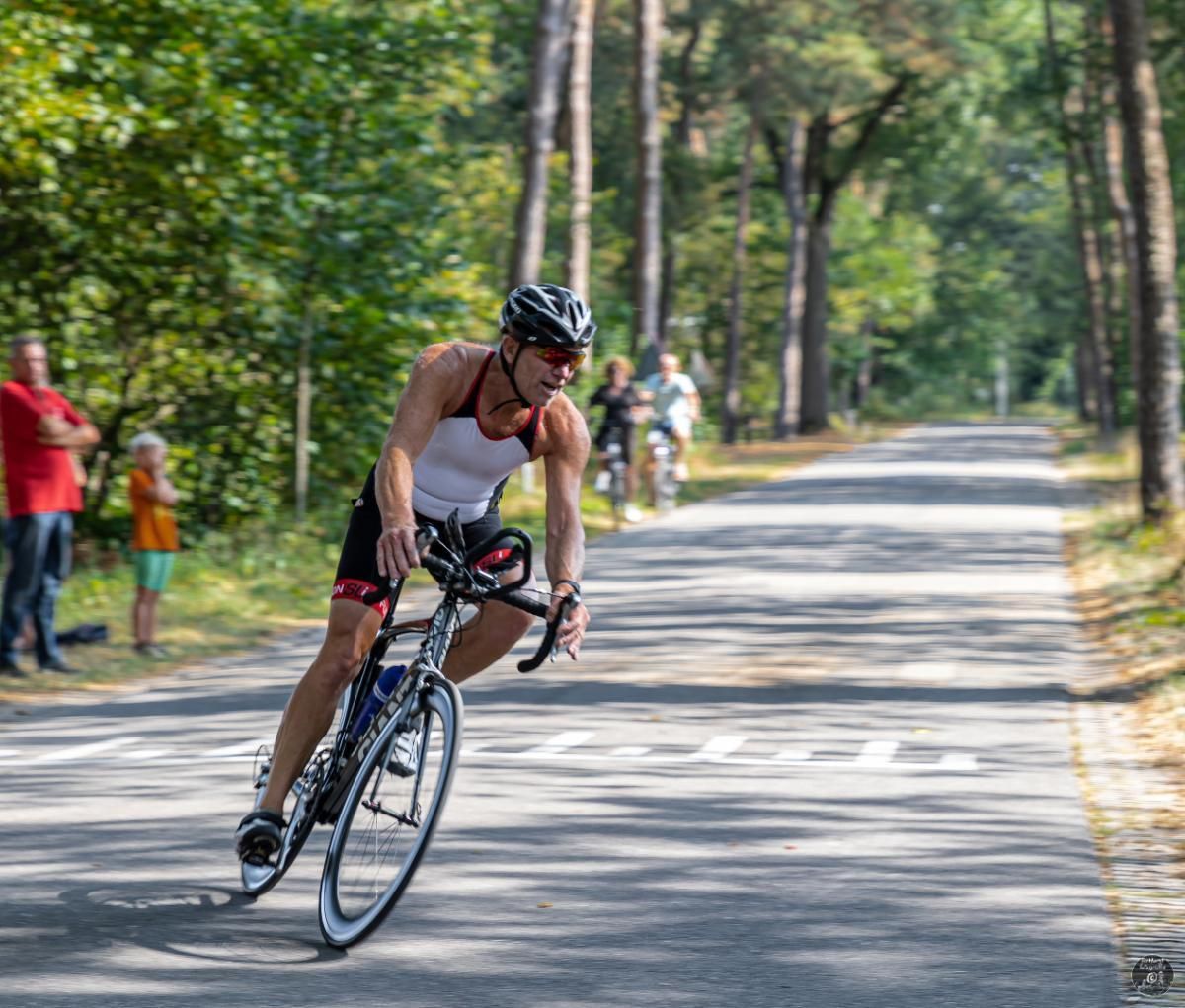 Een vrouw fietst over een weg.