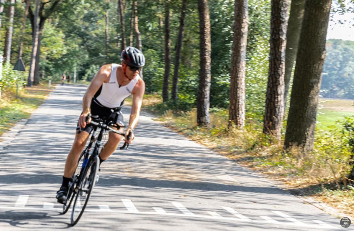 Een man fietst over een weg.