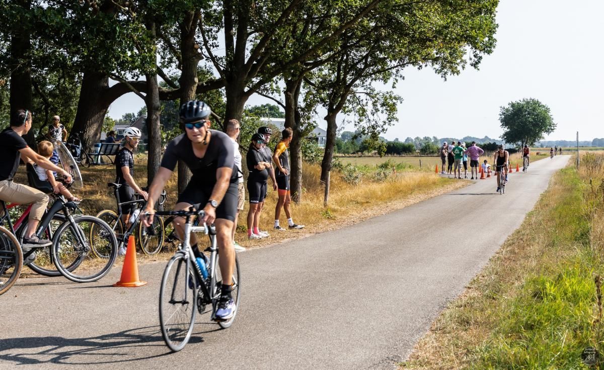 Een groep mensen fietst over een weg
