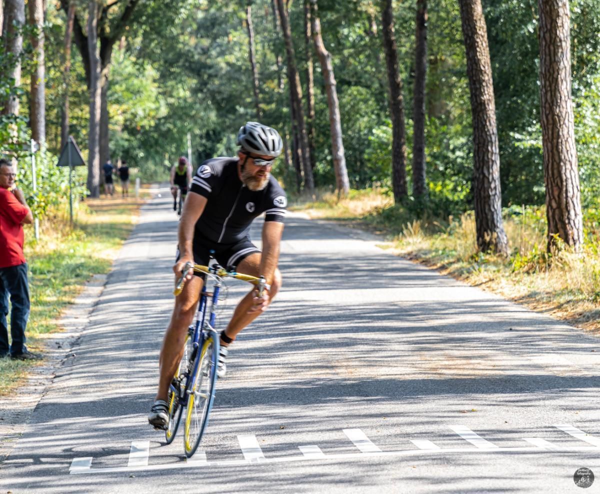 Een man fietst over een weg.