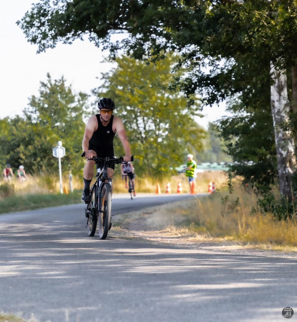 Een man fietst over een weg