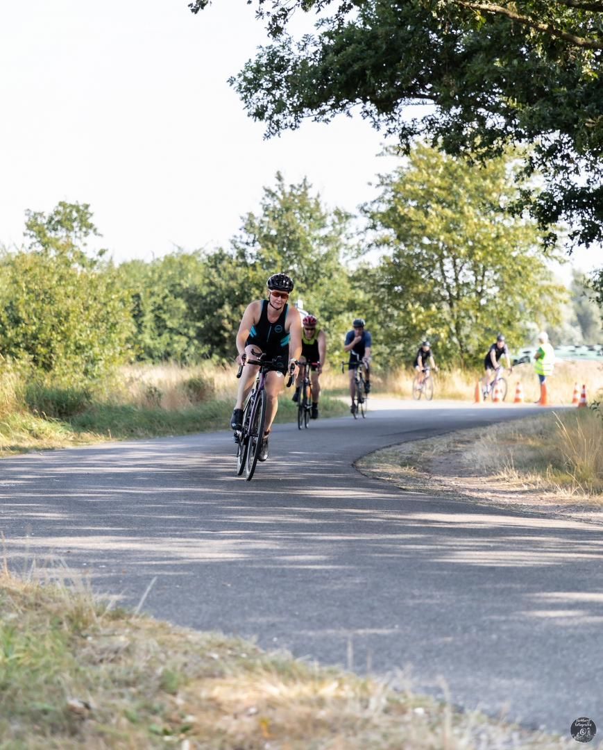 Een groep mensen fietst over een weg.