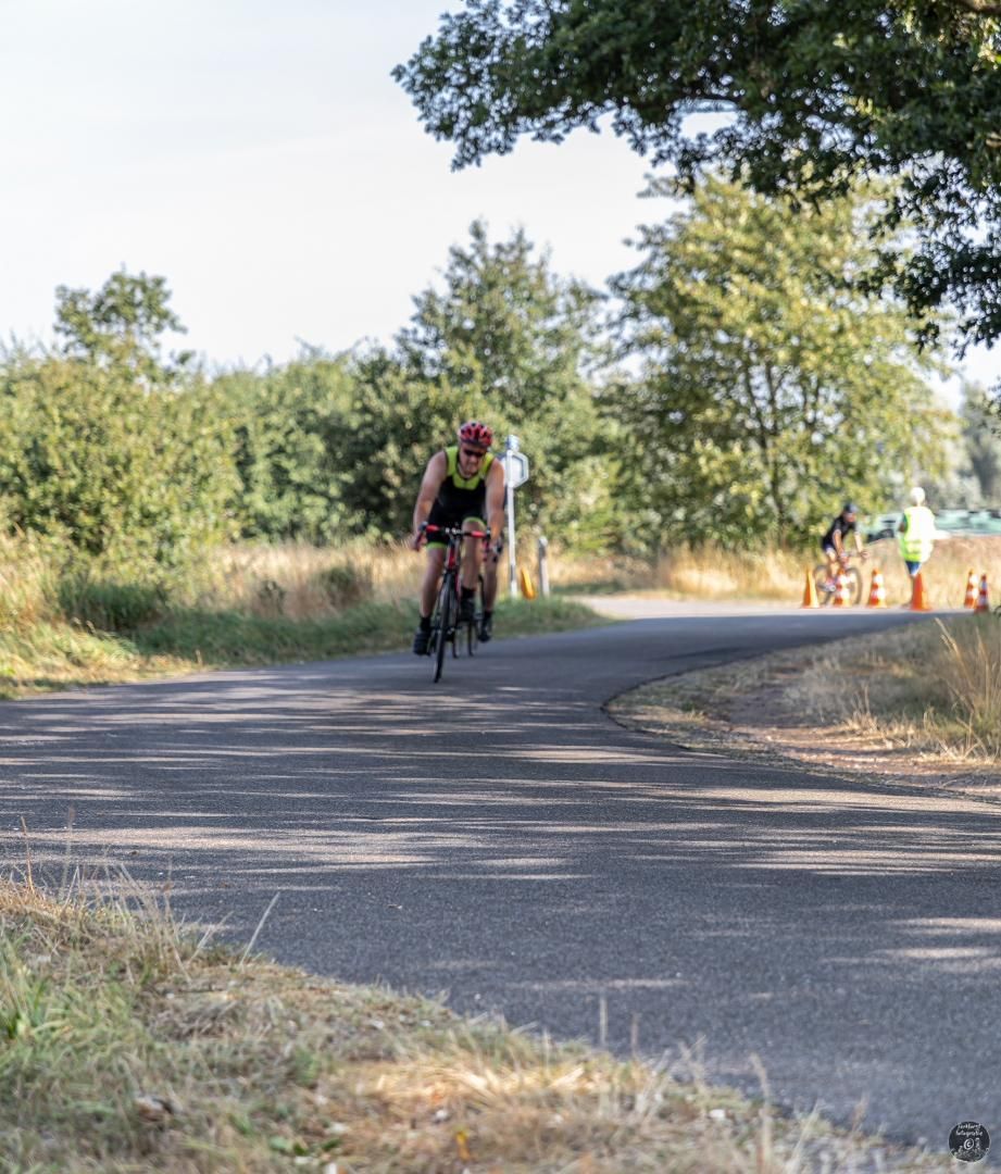 Een man fietst over een weg.