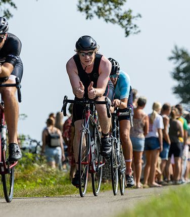 Een groep mensen fietst over een weg