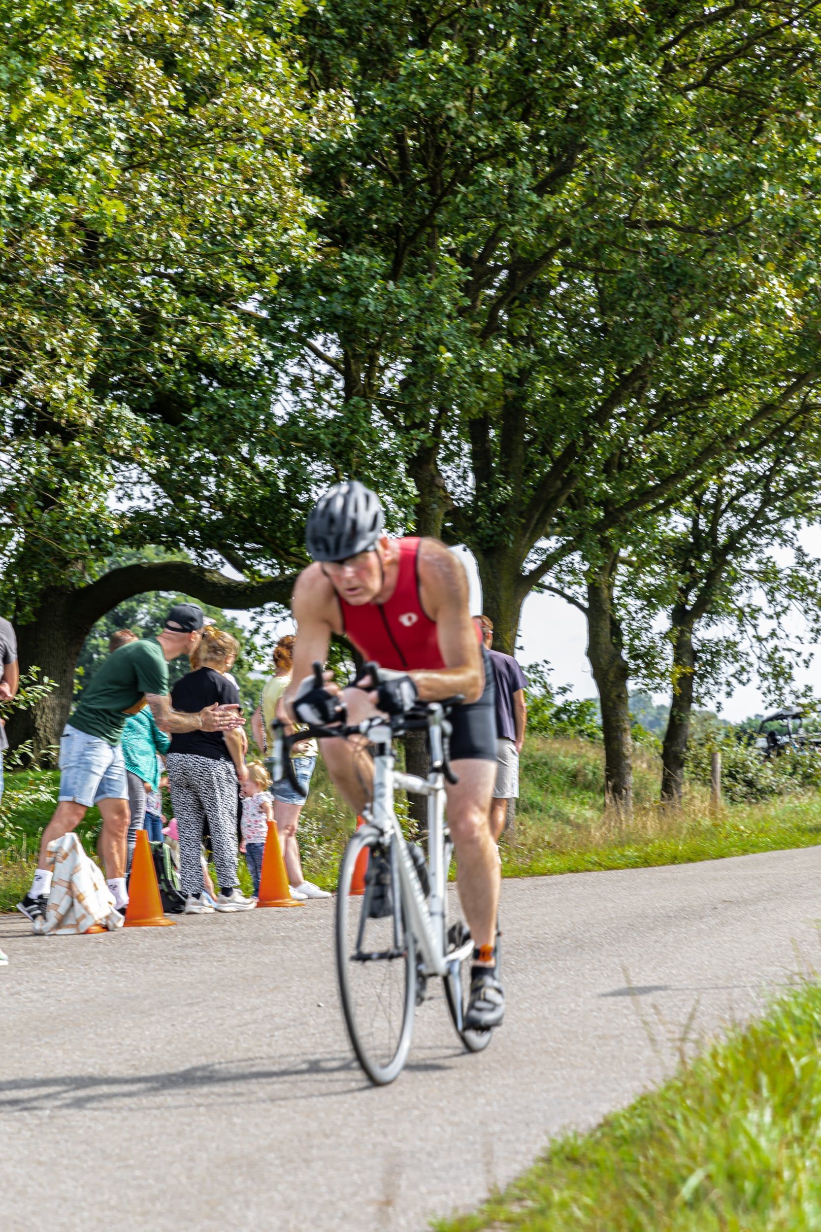 Een man fietst over een weg.