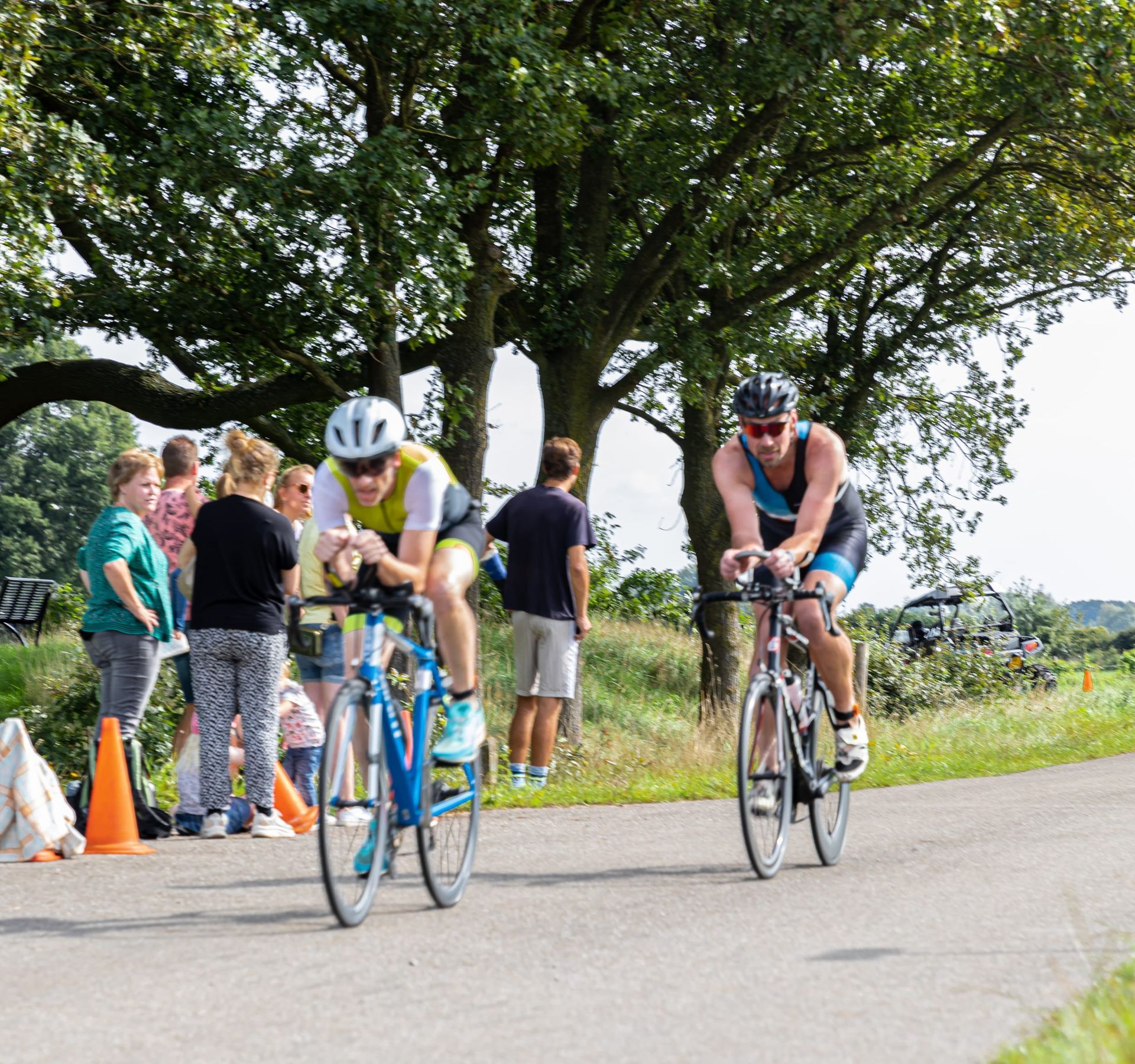 Een man en een vrouw fietsen over een weg
