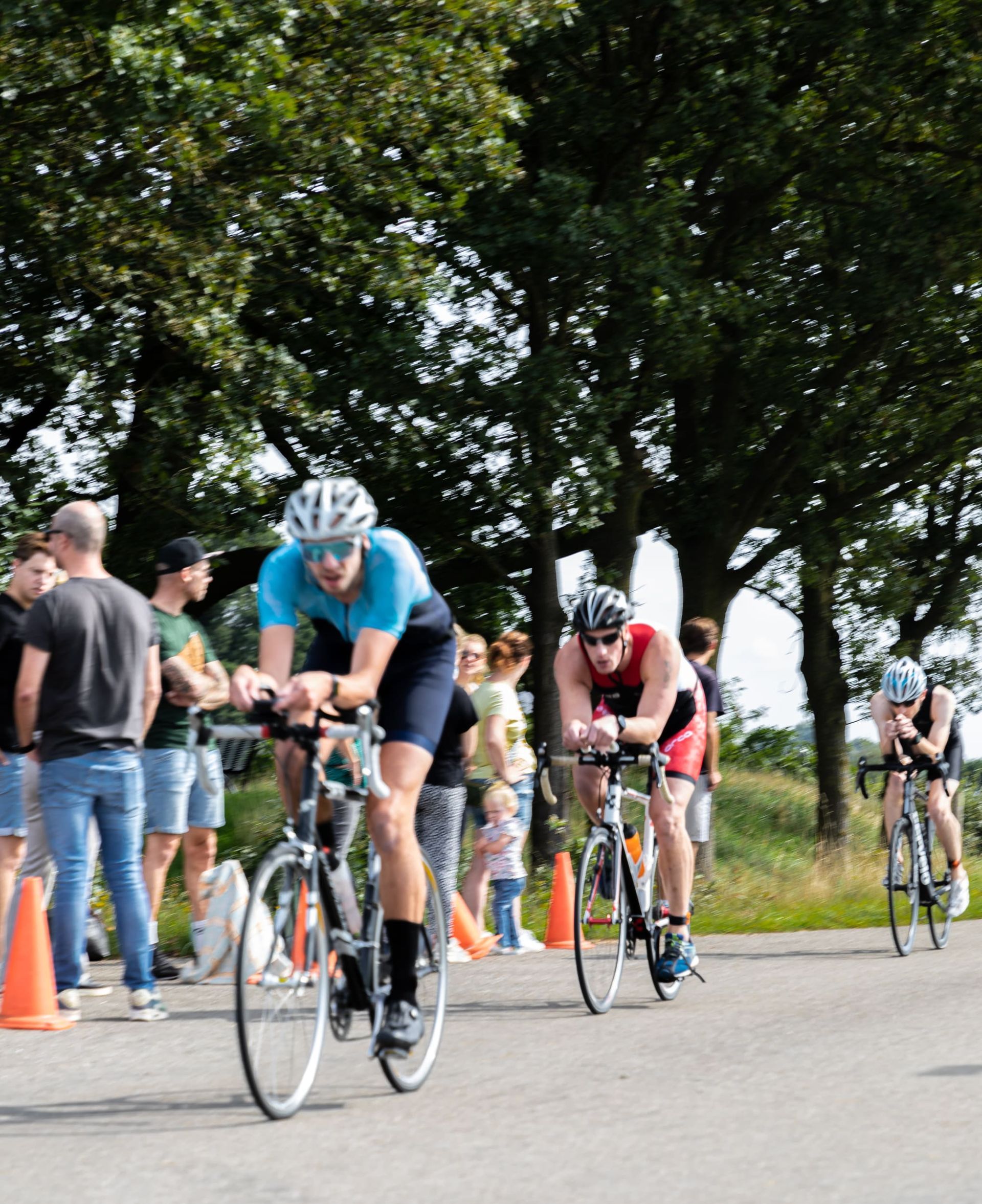 Een groep mensen fietst over een weg
