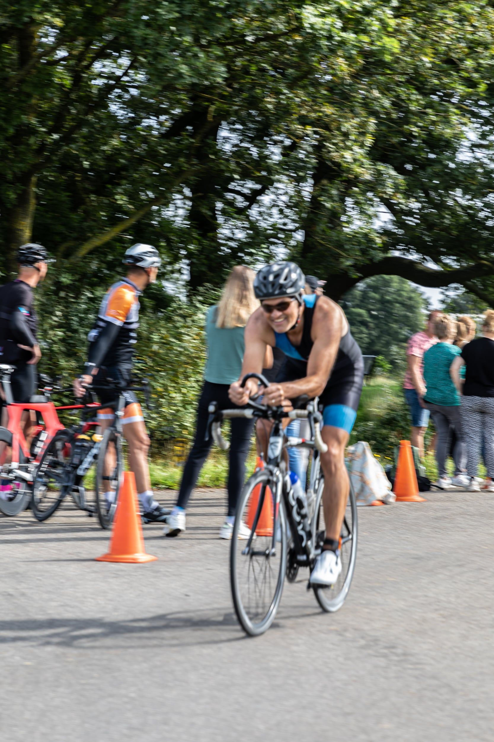 Een man fietst over een weg.